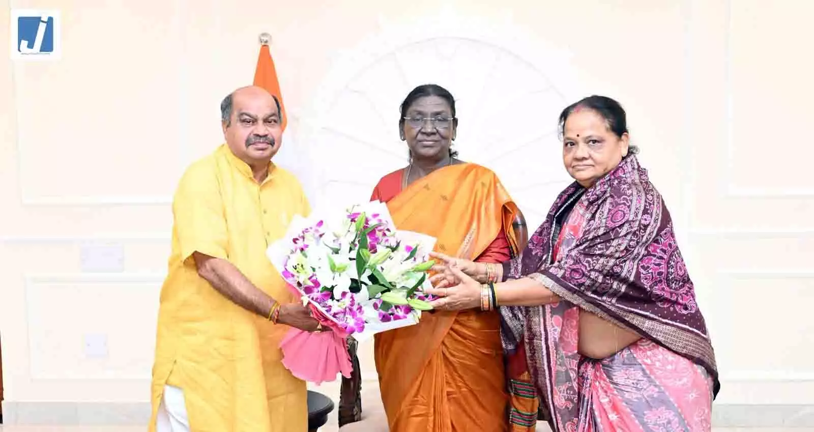 दिल्ली में विधायक पुरंदर मिश्रा राष्ट्रपति मुर्मू से मिले, नुआखाई पर्व में शामिल होने का निमंत्रण दिया दिल्ली में विधायक पुरंदर मिश्रा राष्ट्रपति मुर्मू से मिले, नुआखाई पर्व में शामिल होने का निमंत्रण दिया
