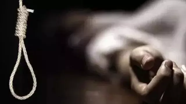 घर के कमरे में किशोरी का शव फंदे से लटका मिला, पुलिस ने शुरू की जांच घर के कमरे में किशोरी का शव फंदे से लटका मिला, पुलिस ने शुरू की जांच