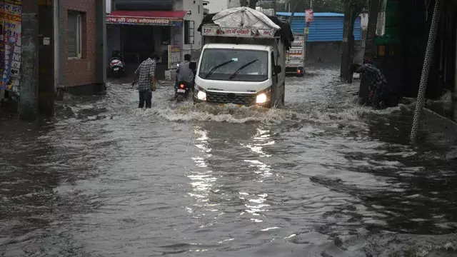 बारिश में दिल्ली बेहाल, कई इलाकों में जलभराव बारिश में दिल्ली बेहाल, कई इलाकों में जलभराव