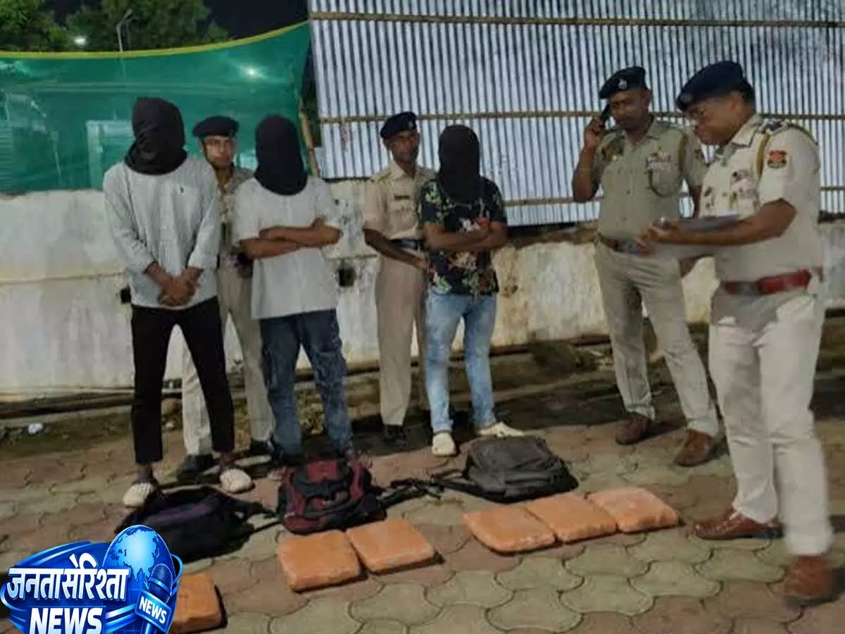 अगरतला रेलवे स्टेशन पर युवक के पास मिली गांजे की खेप पुलिस ने किया गिरफ्तार अगरतला रेलवे स्टेशन पर युवक के पास मिली गांजे की खेप पुलिस ने किया गिरफ्तार