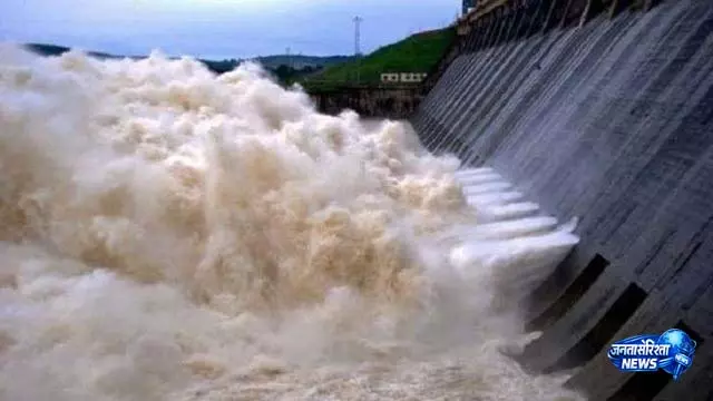 ओडिशा के संबलपुर में हीराकुंड बांध के चार और स्लुइस गेट खोले गए ओडिशा के संबलपुर में हीराकुंड बांध के चार और स्लुइस गेट खोले गए