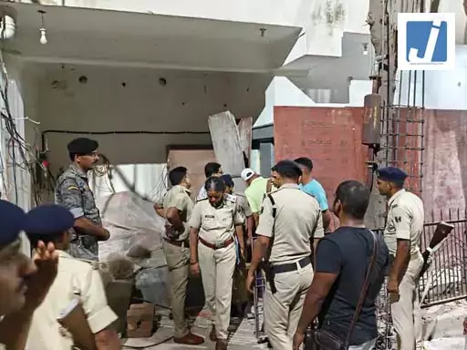फर्जी IAS बनकर ठगी और दबंगई करने वाला युवक गिरफ्तार, टेस्ला-टाटा सफारी समेत विदेशी शराब बरामद फर्जी IAS बनकर ठगी और दबंगई करने वाला युवक गिरफ्तार, टेस्ला-टाटा सफारी समेत विदेशी शराब बरामद
