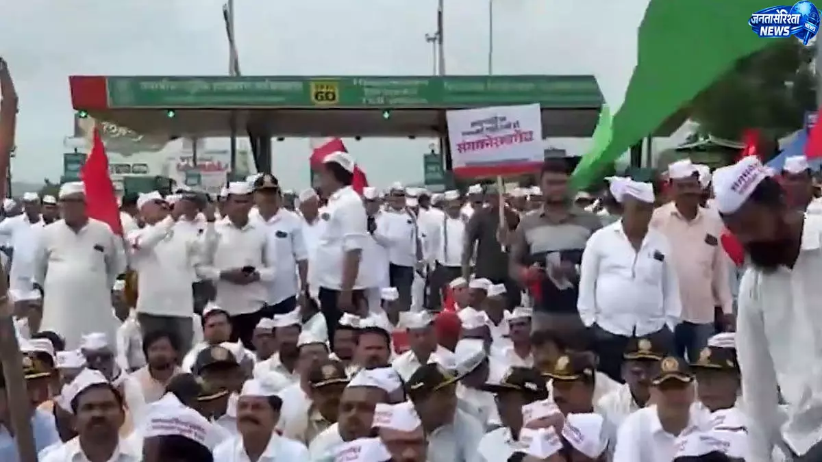 पुणे-नासिक रेल रूट पर किसानों का चक्का जाम पुणे-नासिक रेल रूट पर किसानों का चक्का जाम
