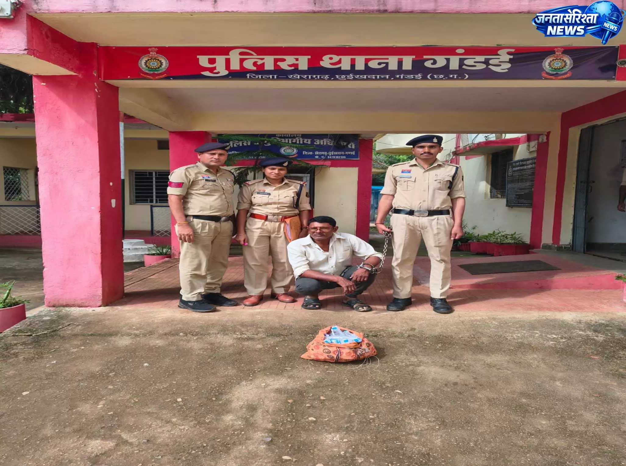 गंडई में बाइक से 30 पौवा देशी शराब ले जा रहा आरोपी गिरफ्तार गंडई में बाइक से 30 पौवा देशी शराब ले जा रहा आरोपी गिरफ्तार