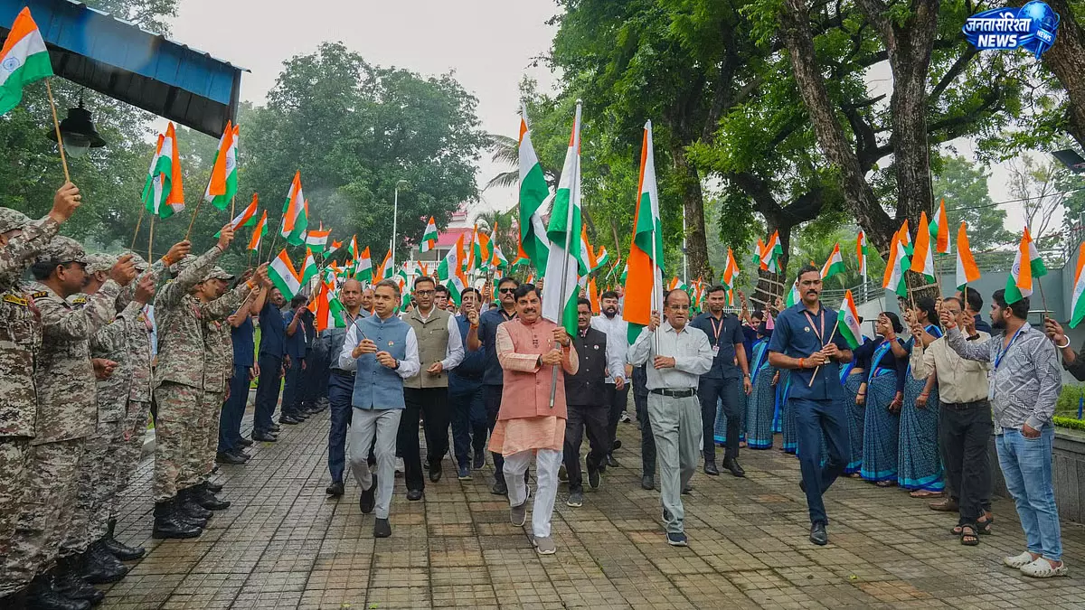 भोपाल में बारिश के बीच तिरंगा यात्रा भोपाल में बारिश के बीच तिरंगा यात्रा