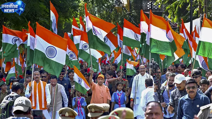 लखनऊ में योगी की तिरंगा यात्रा, राष्ट्रगान के अपमान पर सख्ती लखनऊ में योगी की तिरंगा यात्रा, राष्ट्रगान के अपमान पर सख्ती