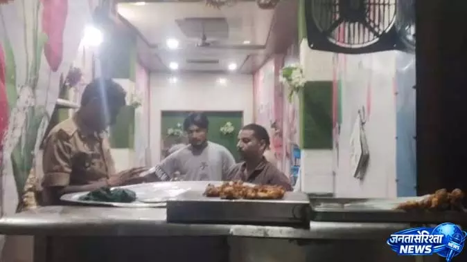 सावन में मांस बिक्री रोक के बावजूद बहेड़ी में चिकन बेचने का आरोप, 3 गिरफ्तार