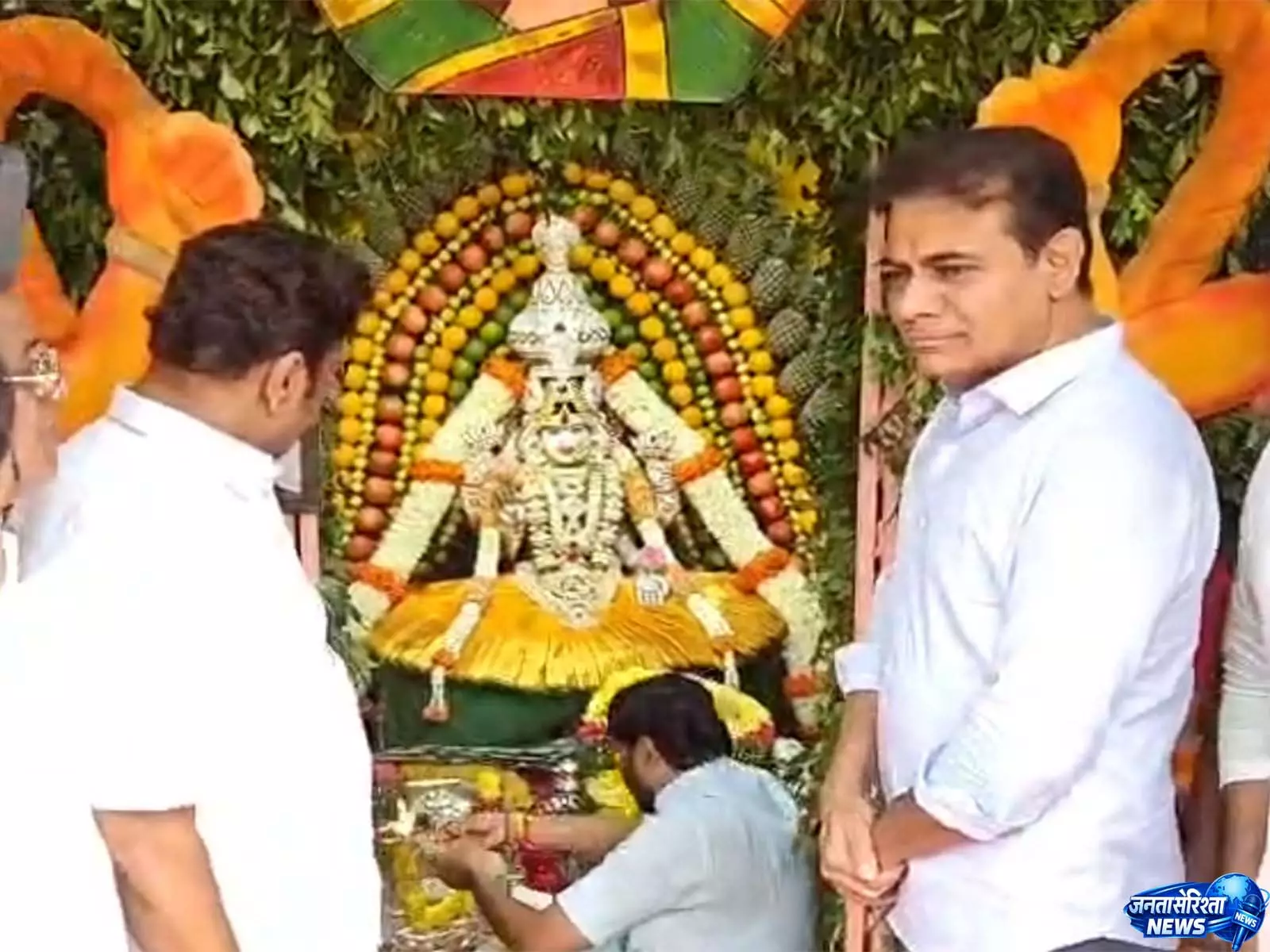 KTR ने बोनालू त्योहार पर हैदराबाद के मंदिरों में की पूजा-अर्चना KTR ने बोनालू त्योहार पर हैदराबाद के मंदिरों में की पूजा-अर्चना