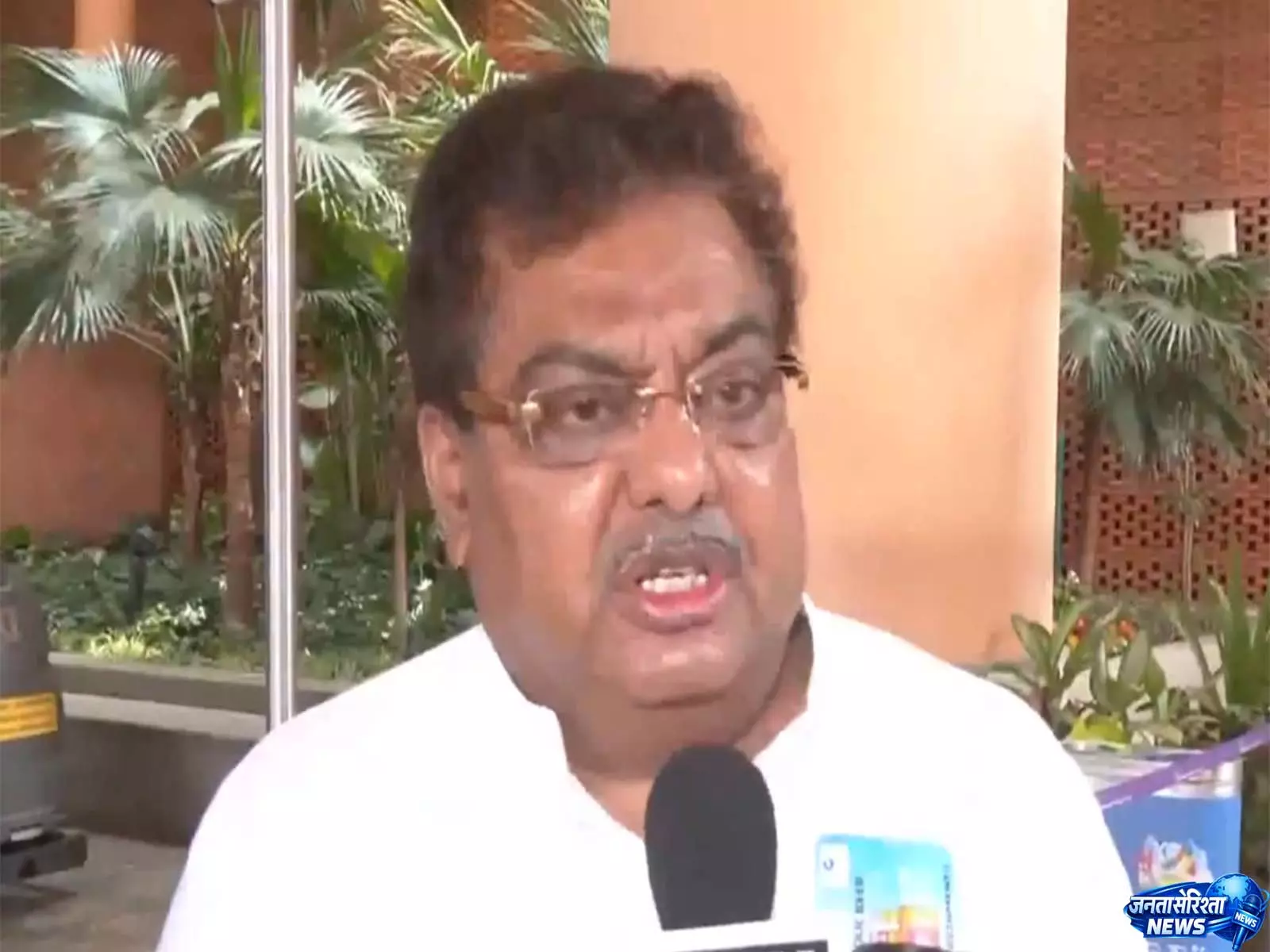 कर्नाटक: विजयपुरा में बारिश की कमी के बीच MB पाटिल ने फसल की स्थिति का जायजा लिया कर्नाटक: विजयपुरा में बारिश की कमी के बीच MB पाटिल ने फसल की स्थिति का जायजा लिया