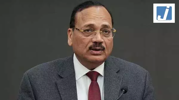 छात्रों ने किया चीफ जस्टिस ऑफ इंडिया सूर्यकांत को बुलाए जाने का विरोध, बोले- युवाओं को कॉकरोच कहा छात्रों ने किया चीफ जस्टिस ऑफ इंडिया सूर्यकांत को बुलाए जाने का विरोध, बोले- युवाओं को कॉकरोच कहा