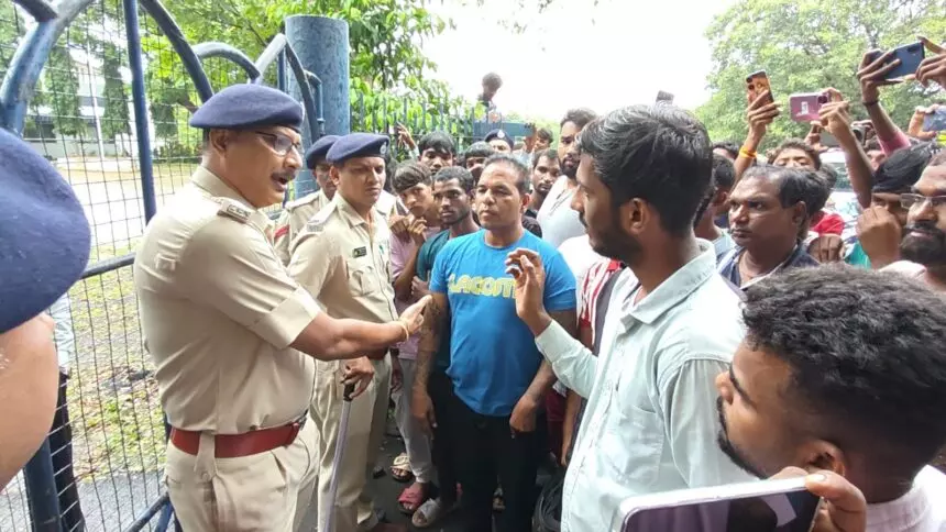 Goa: ट्रेक के दौरान छात्र की मौत पर डीप विहार में आक्रोश Goa: ट्रेक के दौरान छात्र की मौत पर डीप विहार में आक्रोश