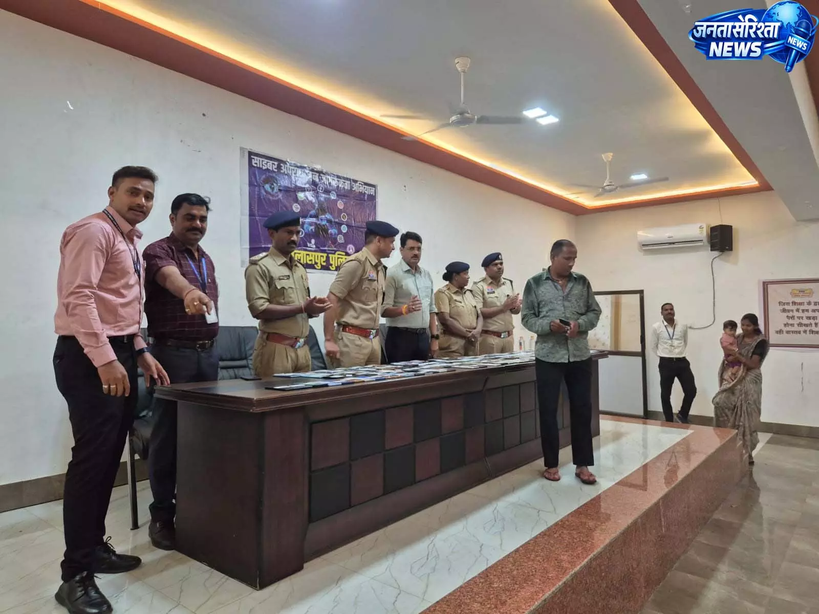 गुम मोबाइल की रिकवरी में बिलासपुर पुलिस राज्य में अव्वल, 2026 में 1250 फोन बरामद गुम मोबाइल की रिकवरी में बिलासपुर पुलिस राज्य में अव्वल, 2026 में 1250 फोन बरामद