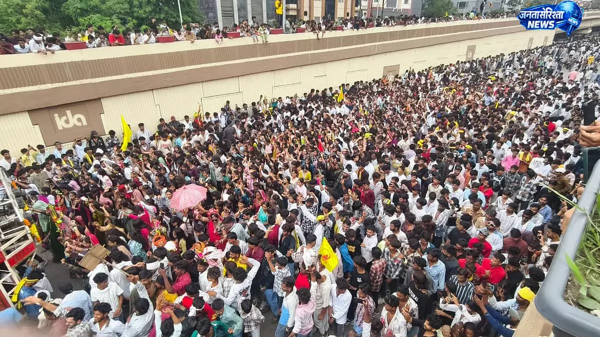 विश्व आदिवासी दिवस पर इंदौर में विशाल रैली, पारंपरिक वेशभूषा में उमड़ा आदिवासी समाज विश्व आदिवासी दिवस पर इंदौर में विशाल रैली, पारंपरिक वेशभूषा में उमड़ा आदिवासी समाज