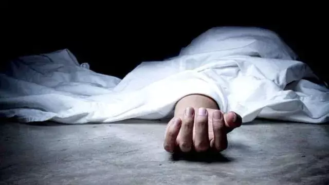 फूल तोड़ने गई महिला की करंट से मौत, लटकते तार की चपेट में आई फूल तोड़ने गई महिला की करंट से मौत, लटकते तार की चपेट में आई