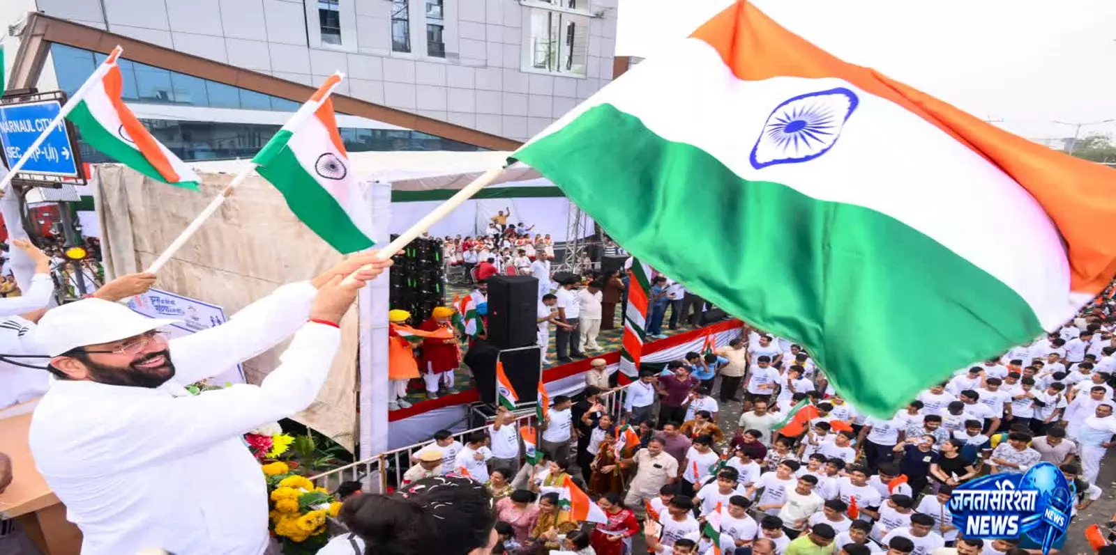 तिरंगे के साथ दौड़ा नारनौल CM सैनी ने मैराथन में धावकों का बढ़ाया हौसला तिरंगे के साथ दौड़ा नारनौल CM सैनी ने मैराथन में धावकों का बढ़ाया हौसला