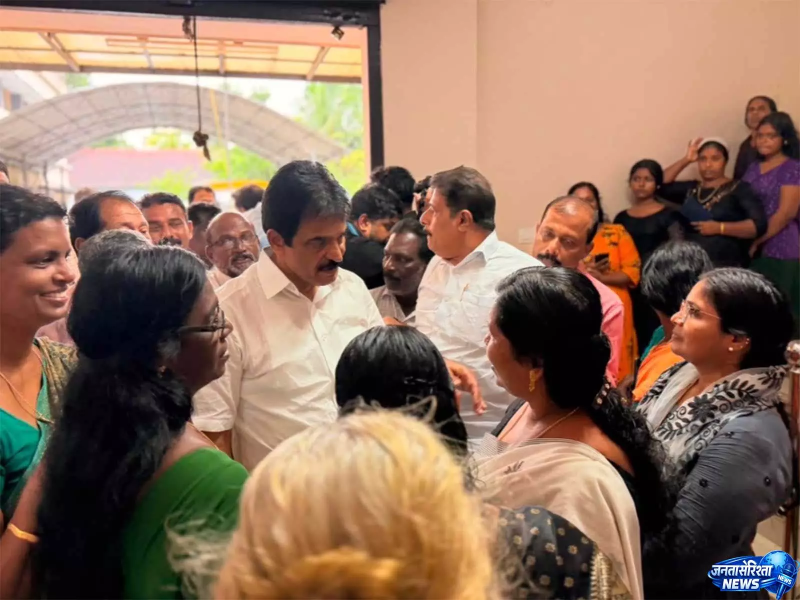 केसी वेणुगोपाल ने बाढ़ प्रभावित कुट्टनाड, अलाप्पुझा का दौरा किया और राहत शिविरों के कामकाज का जायजा लिया केसी वेणुगोपाल ने बाढ़ प्रभावित कुट्टनाड, अलाप्पुझा का दौरा किया और राहत शिविरों के कामकाज का जायजा लिया