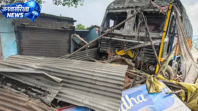 दिबौर में बेकाबू सीमेंट लदे ट्रक ने मचाई तबाही, दूसरे ट्रक से भिड़ने के बाद दो दुकानों को रौंदा दिबौर में बेकाबू सीमेंट लदे ट्रक ने मचाई तबाही, दूसरे ट्रक से भिड़ने के बाद दो दुकानों को रौंदा