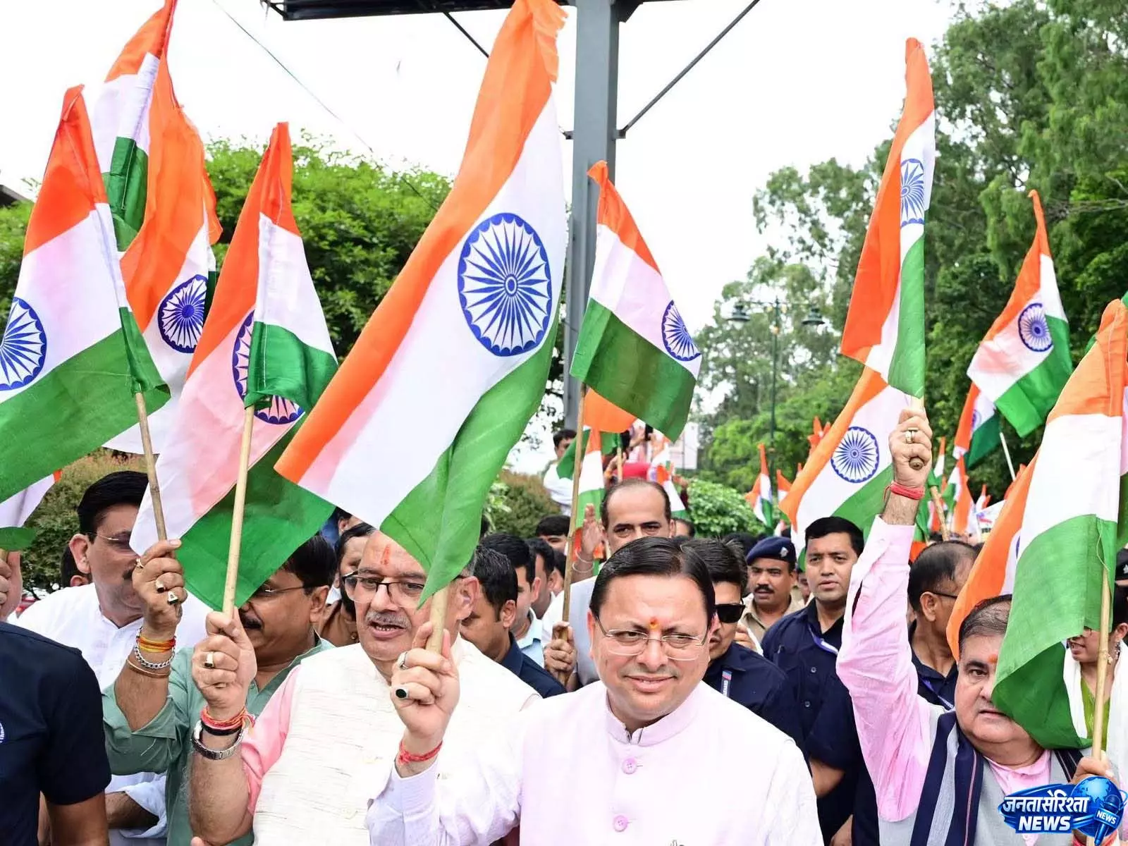 धामी ने शुरू की हर घर तिरंगा यात्रा, बोले स्वतंत्रता सेनानियों के बलिदान को करें नमन धामी ने शुरू की हर घर तिरंगा यात्रा, बोले स्वतंत्रता सेनानियों के बलिदान को करें नमन