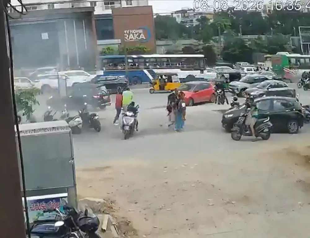 HYDERABAD : मियापुर मॉल के पास हीलियम सिलेंडर फटा, चार लोग घायल HYDERABAD : मियापुर मॉल के पास हीलियम सिलेंडर फटा, चार लोग घायल