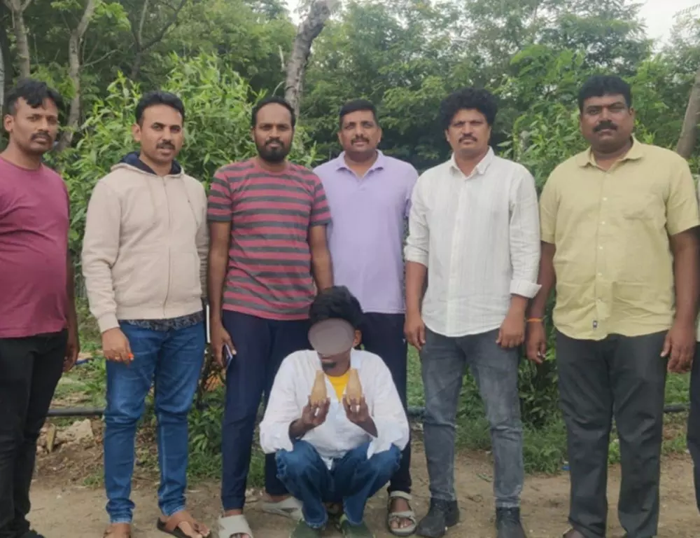हैदराबाद में ड्रग्स तस्करी नाकाम: ईगल फ़ोर्स ने तस्कर को दबोचा हैदराबाद में ड्रग्स तस्करी नाकाम: ईगल फ़ोर्स ने तस्कर को दबोचा