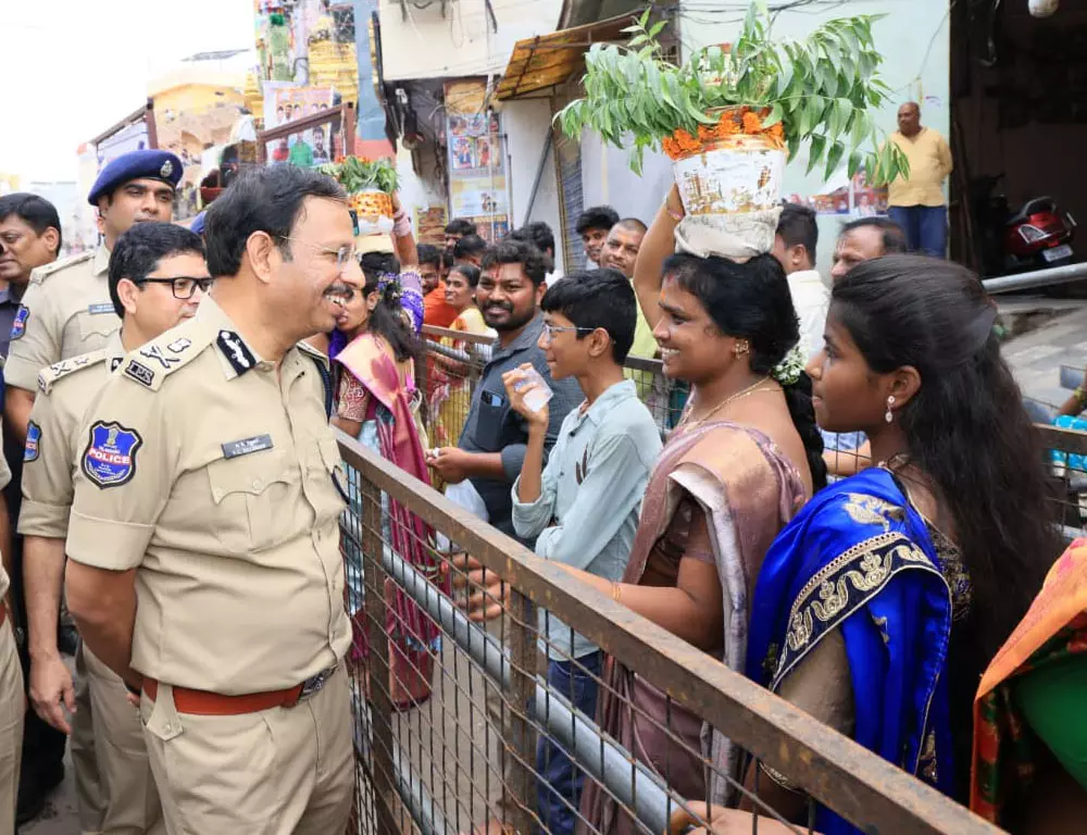 हैदराबाद में बोनालु की सुरक्षा सख्त: लाल दरवाजा में 2,400 जवानों का पहरा हैदराबाद में बोनालु की सुरक्षा सख्त: लाल दरवाजा में 2,400 जवानों का पहरा
