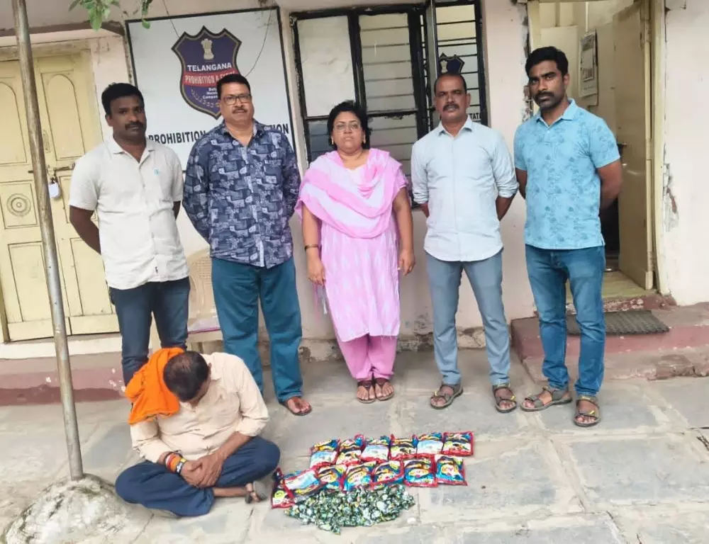 सेरिलिंगमपल्ली में STF का छापा: 4.2 किलो गांजे वाली चॉकलेट जब्त सेरिलिंगमपल्ली में STF का छापा: 4.2 किलो गांजे वाली चॉकलेट जब्त