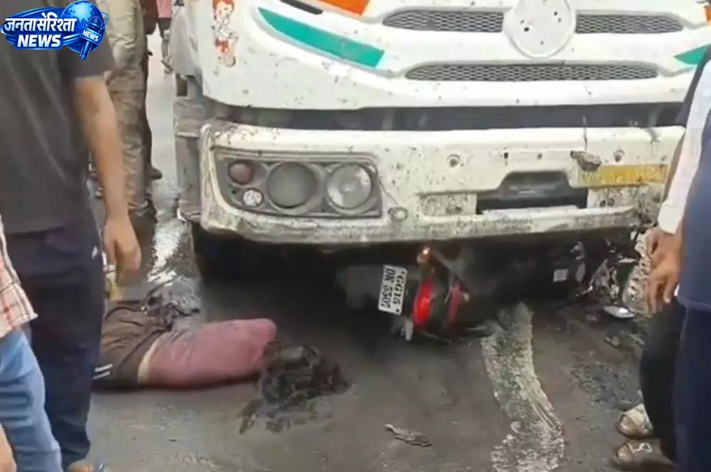कोयला लदे ट्रक ने बाइक को मारी टक्कर, युवती की मौत कोयला लदे ट्रक ने बाइक को मारी टक्कर, युवती की मौत