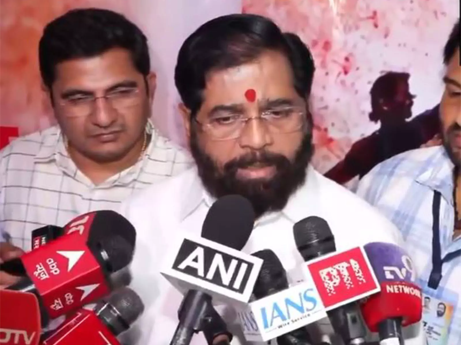 बेस अस्पताल में शिंदे ने किया रक्तदान अभियान का समर्थन बेस अस्पताल में शिंदे ने किया रक्तदान अभियान का समर्थन