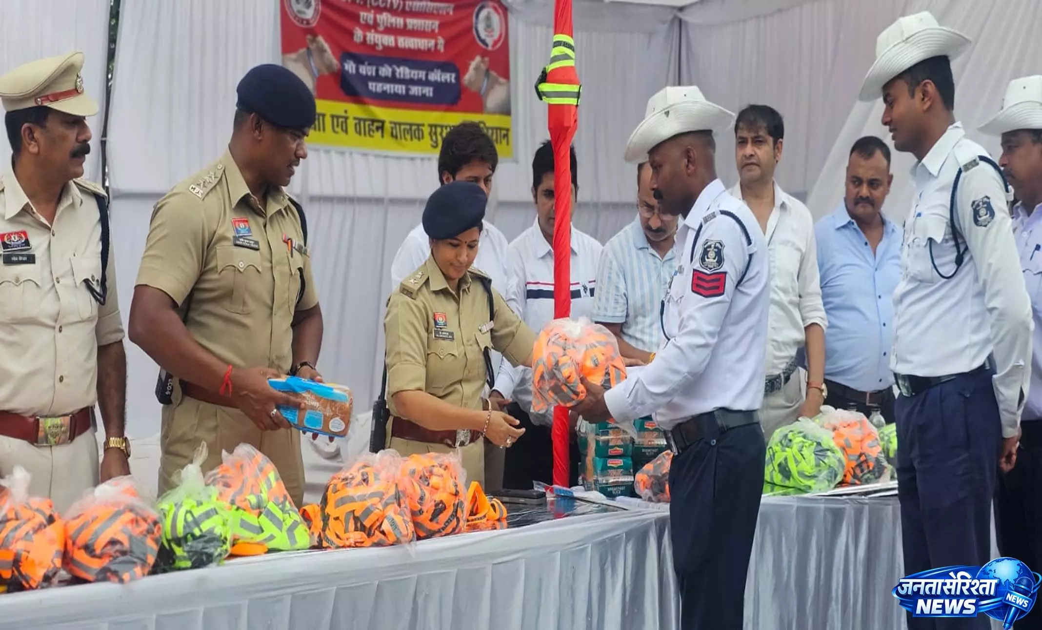 रायपुर में गौवंश की सुरक्षा के लिए रेडियम कॉलर अभियान शुरू रायपुर में गौवंश की सुरक्षा के लिए रेडियम कॉलर अभियान शुरू