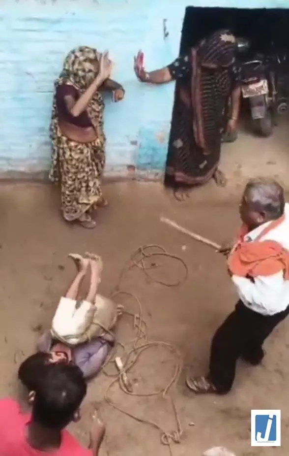 VIDEO: इश्क का चढ़ा ऐसा खुमार शादीशुदा प्रेमिका से मिलने पहुंचा प्रेमी VIDEO: इश्क का चढ़ा ऐसा खुमार शादीशुदा प्रेमिका से मिलने पहुंचा प्रेमी