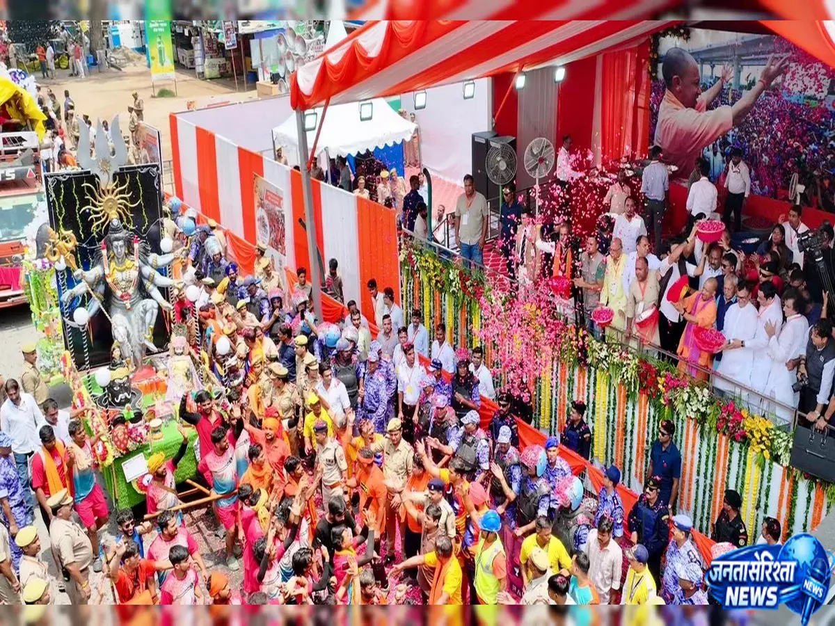 सहारनपुर में कांवड़ियों पर पुष्प वर्षा जयकारों से गूंजा घंटाघर सहारनपुर में कांवड़ियों पर पुष्प वर्षा जयकारों से गूंजा घंटाघर