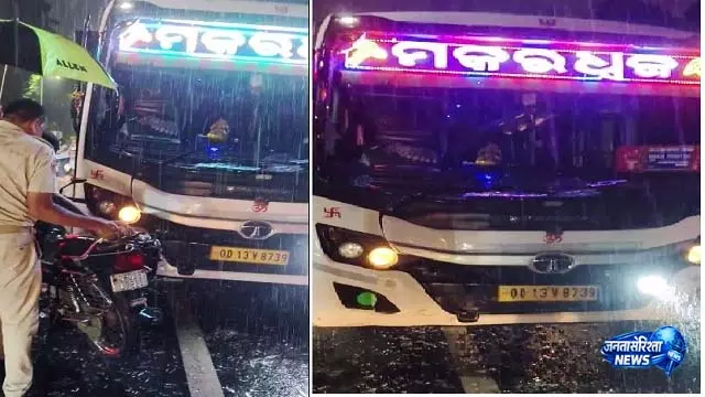 ओडिशा विधानसभा के सामने बस ने बाइक को मारी टक्कर ओडिशा विधानसभा के सामने बस ने बाइक को मारी टक्कर