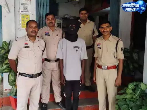 युवती से मारपीट कर मोबाइल लूटने वाला आरोपी 4 महीने बाद गिरफ्तार युवती से मारपीट कर मोबाइल लूटने वाला आरोपी 4 महीने बाद गिरफ्तार