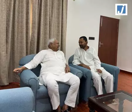 नीतीश कुमार से मिले बेटे निशांत, स्वास्थ्य मंत्री के तौर पर बताई अपनी प्राथमिकताएं नीतीश कुमार से मिले बेटे निशांत, स्वास्थ्य मंत्री के तौर पर बताई अपनी प्राथमिकताएं