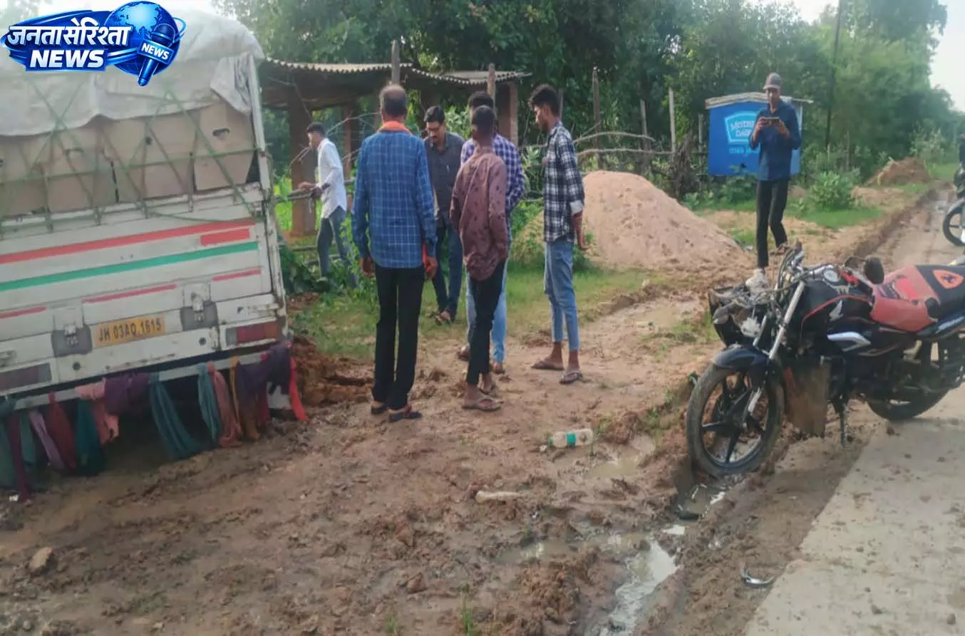 पेट्रोल पंप के सामने पिकअप ने बाइक को मारी टक्कर, दो युवक गंभीर पेट्रोल पंप के सामने पिकअप ने बाइक को मारी टक्कर, दो युवक गंभीर