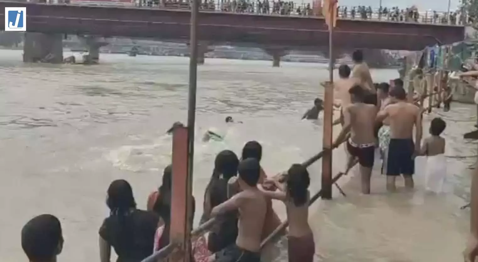 हरिद्वार में SDRF ने 21 कांवड़ियों की बचाई जान हरिद्वार में SDRF ने 21 कांवड़ियों की बचाई जान