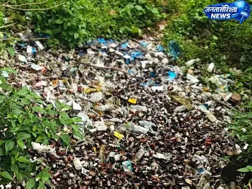 PHC सेमरदर्री के पास सड़क किनारे मिली दवाइयां, मेडिकल वेस्ट फेंकने से मचा हड़कंप PHC सेमरदर्री के पास सड़क किनारे मिली दवाइयां, मेडिकल वेस्ट फेंकने से मचा हड़कंप