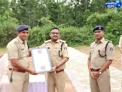 नक्सलवाद के खिलाफ अभियान में कोण्डागांव पुलिस का सम्मान नक्सलवाद के खिलाफ अभियान में कोण्डागांव पुलिस का सम्मान