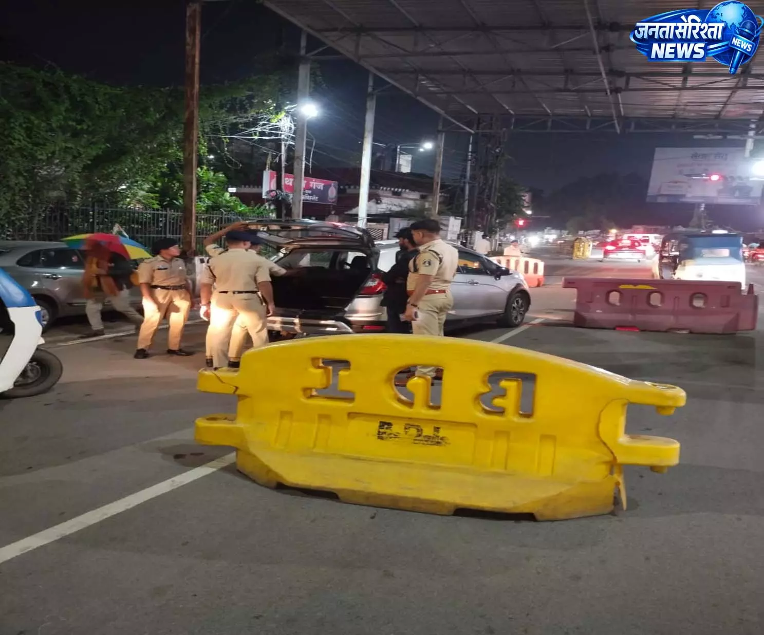 15 अगस्त से पहले रायपुर में हाई अलर्ट, 43 जगहों पर नाकेबंदी और सघन वाहन चेकिंग 15 अगस्त से पहले रायपुर में हाई अलर्ट, 43 जगहों पर नाकेबंदी और सघन वाहन चेकिंग