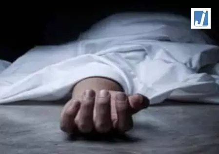 पंचायत समिति सदस्य और कंपाउंडर की गोली मारकर हत्या, आक्रोशित ग्रामीणों ने सड़क जाम की पंचायत समिति सदस्य और कंपाउंडर की गोली मारकर हत्या, आक्रोशित ग्रामीणों ने सड़क जाम की