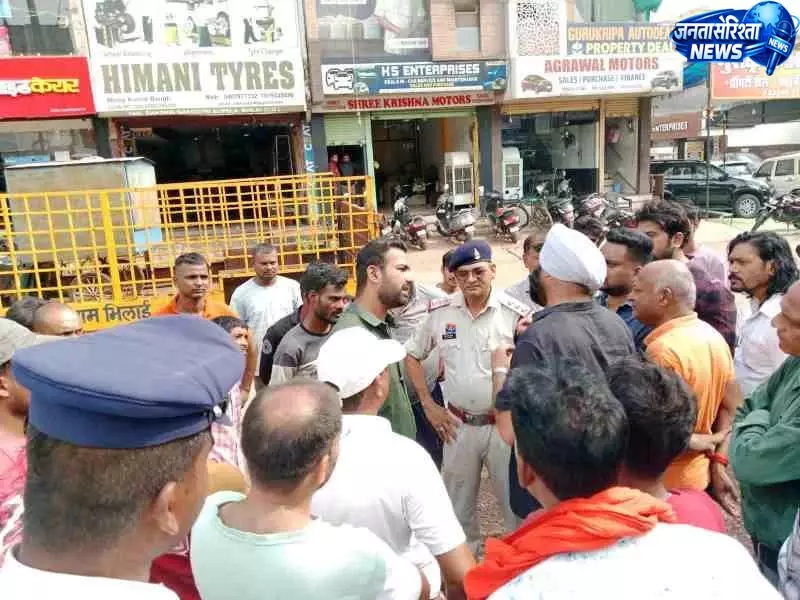 अतिक्रमण और अव्यवस्थित पार्किंग पर ट्रैफिक पुलिस की बड़ी कार्रवाई, 1215 वाहनों के ई-चालान अतिक्रमण और अव्यवस्थित पार्किंग पर ट्रैफिक पुलिस की बड़ी कार्रवाई, 1215 वाहनों के ई-चालान