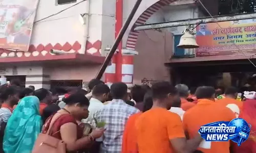 शिव मंदिरों में उमड़ी भक्तों की भीड़, सरयू स्नान के बाद नागेश्वरनाथ में जलाभिषेक शिव मंदिरों में उमड़ी भक्तों की भीड़, सरयू स्नान के बाद नागेश्वरनाथ में जलाभिषेक