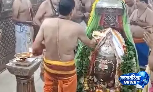 भस्म आरती में उमड़े हजारों श्रद्धालु, महाकाल का पंचामृत अभिषेक और विशेष श्रृंगार भस्म आरती में उमड़े हजारों श्रद्धालु, महाकाल का पंचामृत अभिषेक और विशेष श्रृंगार