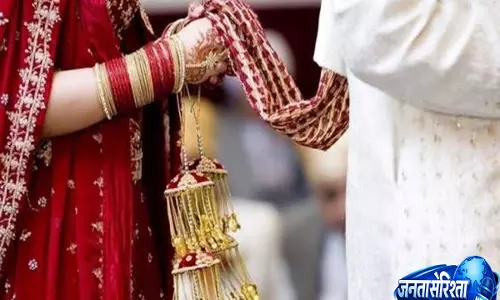 डॉक्टर ने चचेरी बहन से की शादी तो भड़की बिरादरी पंचायत ने दिया गांव छोड़ने का आदेश