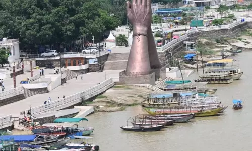 वाराणसी में गंगा में तेज हवाओं और उठती लहरों का असर वाराणसी में गंगा में तेज हवाओं और उठती लहरों का असर