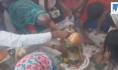 बम-बम भोले के जयघोष के बीच श्रद्धालुओं ने किया जलाभिषेक, शिवालयों में भारी उत्साह बम-बम भोले के जयघोष के बीच श्रद्धालुओं ने किया जलाभिषेक, शिवालयों में भारी उत्साह
