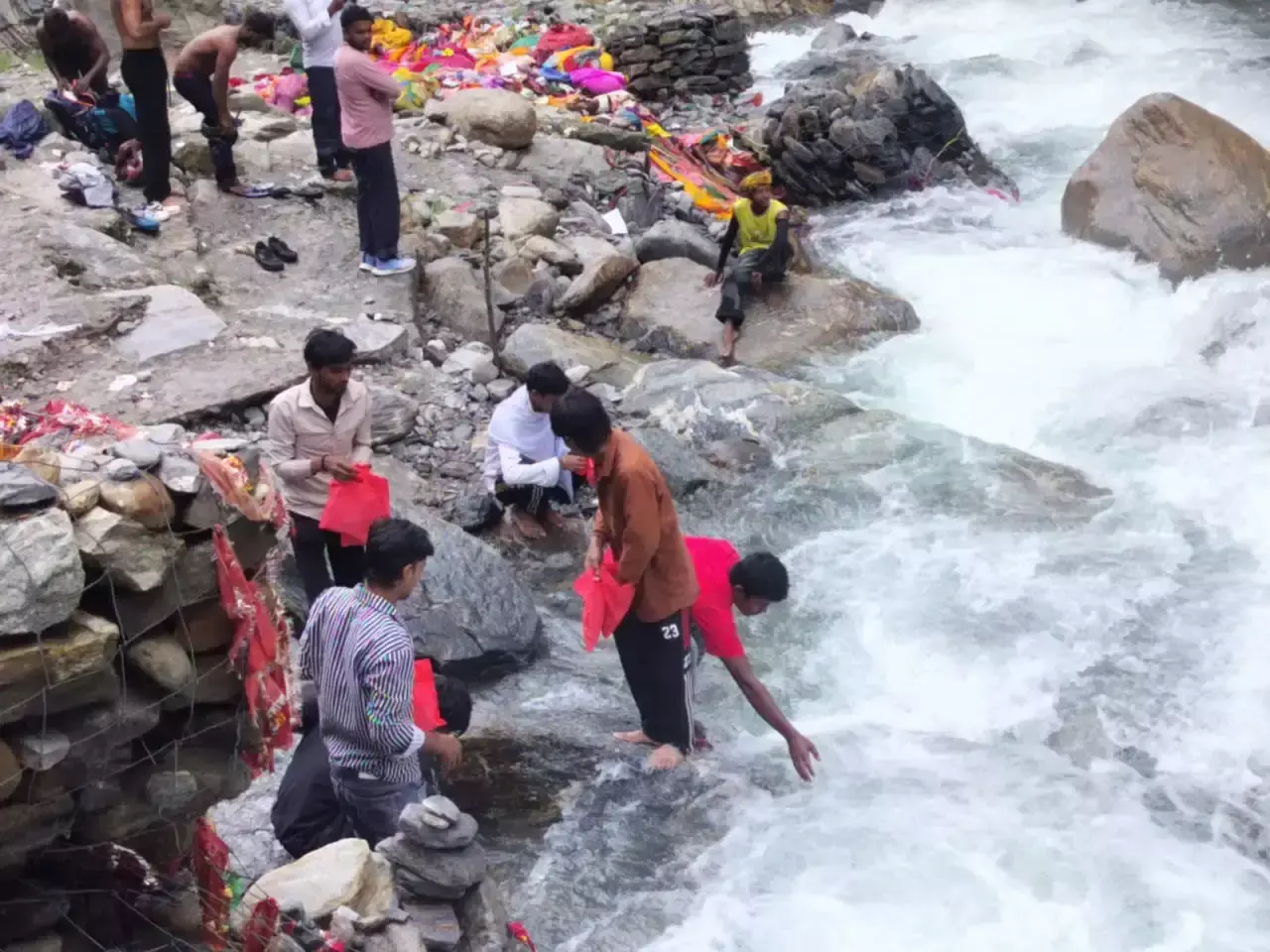 Uttarkashi: यमुनोत्री धाम में कांवड़ियों का सैलाब, हर ओर गूंजा हर-हर महादेव Uttarkashi: यमुनोत्री धाम में कांवड़ियों का सैलाब, हर ओर गूंजा हर-हर महादेव