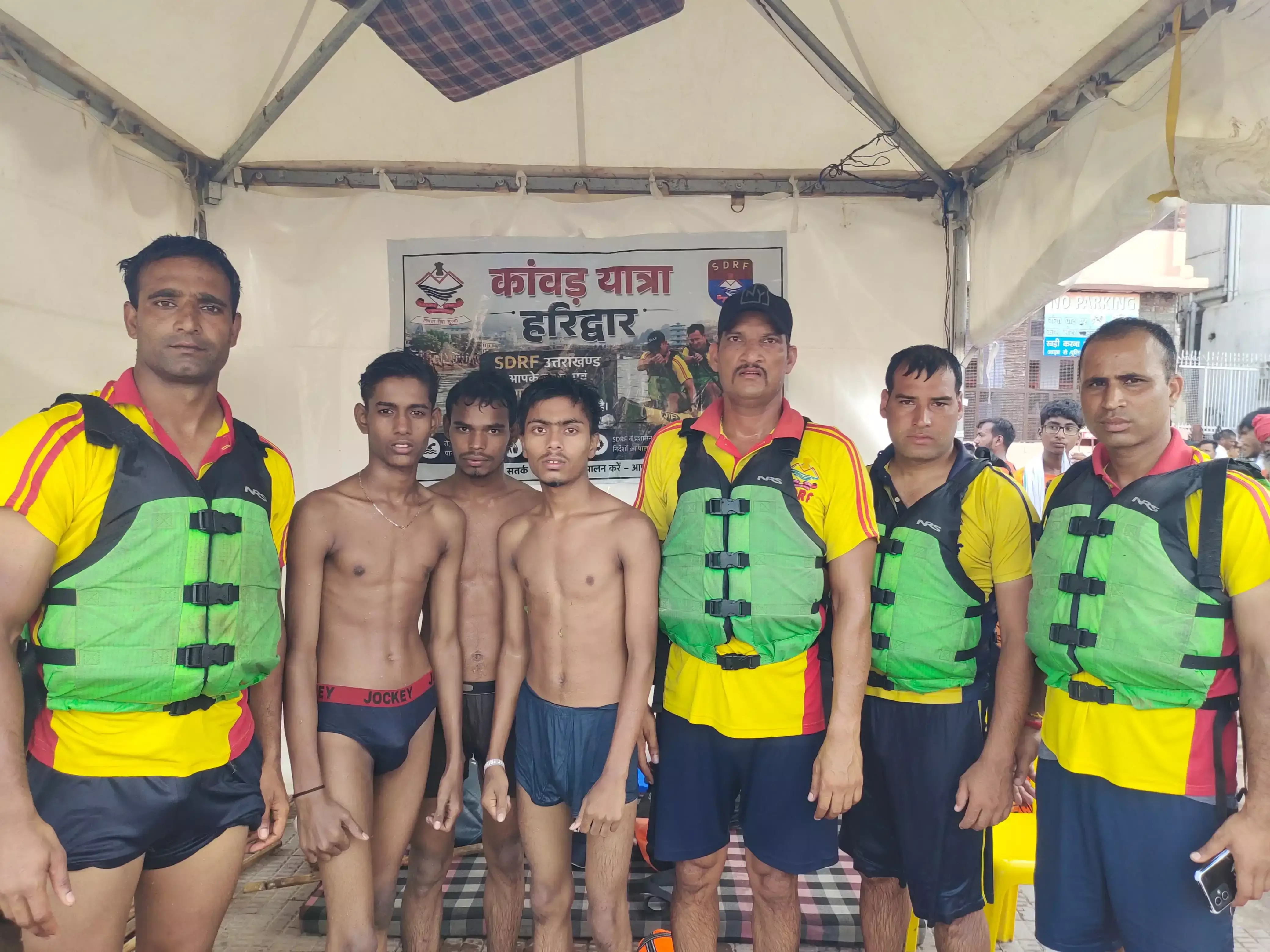 Haridwar: एसडीआरएफ का सफल रेस्क्यू, गंगा के बहाव में फंसे 21 शिवभक्त सुरक्षित
