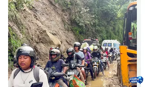 सिक्किम: भारी बारिश के बाद बरदांग के 20 माइल पर NH10 मलबे के कारण बंद, ट्रैफिक बाधित