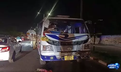 जम्मू फ्लाईओवर पर मिनीबस पलटी, 29 घायल